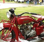 Autorv Indian Scout 37 z roku 1927 na tradin zmoklm srazu historickch vozidel 