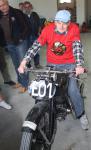 Pětadevadesátiletý oslavenec Josef Novák v sedle svého vrčícího závodního motocyklu.