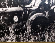 Na studijní cestě v USA - tady sovětští soudruzi odborníci (A.Ja.Povaljajev, Z.G.Bovin, A.Uťumov) při okukování a zkoušení kolového traktoru Fordson. Jenže do ruského bláta bylo potřeba něco průchodnějšího, proto bylo rozhodnuto začít s výrobou traktorů pásových.