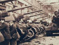 Fotografie z válečného roku 1942 ukazuje hotové tanky T 34 připravené k expedici na frontu.