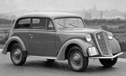 1935 - Opel Olympia ve dvoudvéřové zavřené karoserii (Werkfoto Opel).