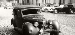 Snímek havarovaného polokabrioletu Aero 30 model 1939, na Husově ulici v Českých Budějovicích, pochází z archivu jihočeského zástupce vozů Aero, pana Pártla, který si všechny havárie, které opravoval, dokumentoval.