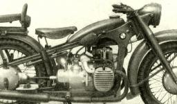 T�k� s�lo motocykl BMW R 12 vyobrazen� ve vojensk� p��ru�ce D 605 � 4 z roku 1941. Toto proveden� u� m� vp�edu �irok� blatn�k, m�sto hlin�kov�ch podl�ek oby�ejn� stupa�ky a po stran�ch filtru vzduchu plechov� krytky proti nas�v�n� ��ste�ek bl�ta �i prachu.
