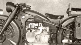 Arm�dn� BMW R 12 star��ho proveden�, je�t� s hlin�kov�mi podl�kami a hlubok�mi blatn�ky. Tyhle hlubok� blatn�ky, zvl᚝ ten p�edn�, byly to prvn�, co v bl�t� v�chodn� fronty vzalo za sv�. Voj�ci je nemilosrdn� odmontov�vali, proto�e v p��pad� ucp�n� bl�tem nebo up�chovan�m sn�hem, znamenaly nezvl�dnuteln� smyk p�edn�ho kola a okam�it� p�d.