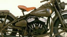 Harley-Davidson 42 WLC v proveden� pro kanadskou arm�du m�l osmn�ctipalcov� kola s pneumatikami 4,00 � 18 a st�n�n� hlavn�ho reflektoru plechov�m krytem se �t�tkem. P�edn� obrysov� sv�tlo na blatn�ku i koncov� a brzdov� lampi�ka vzadu byly miniaturn�ho �tu�kov�ho� proveden�, shodn� s obrysov�mi sv�tly v�ech ostatn�ch kanadsk�ch vojensk�ch vozidel.