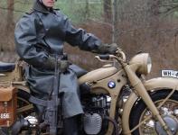 Posledn� motocykly BMW R 12 u� nebyly v poln� �edi, ale v polomatn� p�skov� barv�, p�es kterou bylo mo�n� d�lat individu�ln� maskovac� skvrny nebo �mouhy. Na podzim zelen� �i hn�d�, v zim� obvykle voj�ci p�et�rali stroje �t�tkou v�pnem.
