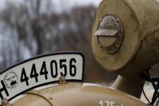N�meck� p�edpis ��kal, �e na blatn�ku mus� b�t z�eteln� ozna�en�, kolik se maj� foukat pneumatiky. Zatemn�n� reflektoru bakelitovou krytkou, p�in�tovanou na pl�t�nou clonu, je dnes nesm�rn� vz�cn�m sb�ratelsk�m detailem. Bakelit byl natolik k�ehk�, �e se moc takov�chto exempl��� do dne�n�ch dn� nedochovalo.