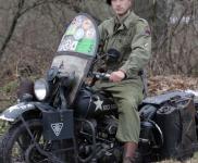 Harley-Davidson 42 WLA z Jiho�esk�ho motocyklov�ho musea. V takto dochovan�m stavu u� jezd� p�es t�icet let a lze o n�m ��ci, �e vylod�n� v Normandii za�il dokonce t�ikr�t! Poprv� v roce 1945, pak po p�ta�ty�iceti letech v roce 1989 a naposled p�i 50.v�ro�� �dne D� v roce 1994. V�dycky po vlastn� ose�