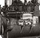 Na levé straně motoru je zřetelně vidět řadové vstřikovací čerpadlo východoněmecké výroby (IFA). Vodní pumpa s osmilopatkovým větrákem byla poháněna klínovým řemenem od klikového hřídele.