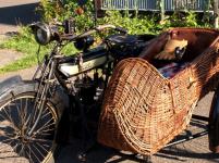 Jednov�lcov� Ariel 1915 byl jedin�m strojem, kter� se na t��denn� cestov�n� ji��nsk�m krajem vydal se sidecarem. Jak v textu d�le uvedeno, nedojel, neb jezdec nedop��l jeho motoru sdostatek oleje kvalitn� zna�ky, jak v�robce v�dy v�slovn� doporu�oval! Inu �Genuine Gargoyle-Mobiloil D��