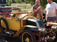 Chauffeur francouzsk�ho vozu Renault, zachycen v zan�cen�m hovoru s velkomo�n�m p�nom Pavolom Sk�lou, kter� p�ivezl p�edv�st sv�j vz�cn� automobil E.M.F modelu �Thirty� 1915 a� z dalek�ho Slovenska. Fotograf na�eho listu tvrd�, �e napjat� diskuse se t�kala srovn�v�n� p�ednost� Renaultu s p�ednostmi stroje konkuren�n�ho, p�nov� roze�li se v�ak v duchu kolegi�ln� p��telsk�m.