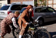 Jak zhusta b�v� k vid�n�, n�kter� stroje byly vzdorovit� a uv�st jejich motor do uspokojiv�ho chodu znamenalo vynalo�iti p�im��en�, n�kdy dokonce i v�t��, mno�stv� n�mahy. Sli�n� sle�na Geislerov�, s motorov�m kolem Triumph Junior 1920, v okam�en� startu podpo�ena ochotn�m mlad�kem�