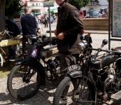V�dy v dobr�m rozmaru motocyklista pan Ho�ice, majitel obzvl�t� rychl�ho dvoucylindrov�ho motocyklu Ariel 700. Jak n�m uvedl, motor jeho stroje jest v�robkem anglick� firmy �Abbingdon King Dick�, kter�to zn�m� jest p�edev��m v�robou mimo��dn� kvalitn�ho n��ad�