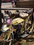 Sv�tle kr�mov� lakov�n� motorov�ho kola Sans Sou Pap dalo ozna�iti se, jako oku lahod�c�. Pou�it� motor jest anglick�, dvoutaktn�ho syst�mu Villiers. �koda jen, �e bravurn� j�zda stroje n�siln� byla p�eru�ena defektem p�edn� pneumatiky. Ne�t�st� na�t�st� obe�lo se bez n�sledk��
