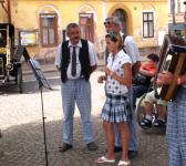 Kolona vozidel prov�zena byla skupinou um�lc� � hudebn�k�, v jejich� repertoiru hojn� byly zastoupeny vesel� pop�vky, karikuj�c� �ivot motorov� smet�nky�