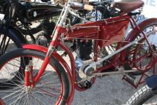 Mladoboleslavsk� motocykleta Laurin & Klement z roku 1904 dokazovala, �e je dodnes schopn� spolehliv� j�zdy jak s p�vodn�m �abrajzem�, tedy n�zkonap�ov�m odtrhovac�m zapalov�n�m bez sv��ky, tak i bez karbur�toru, jen s p��m�m nass�v�n�m benzinov�ch par z p�edeh��van� n�dr�e�