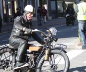 I jazykem si pom�hal do zat��ky jezdec tohohle par�dn�ho dvouv�lcov�ho p�llitru James z roku 1914!