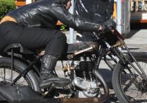 A� spodov�, jel tenhle New Hudson s typick�m brooklandsk�m tlumi�em v�fuku jak za star�ch dobr�ch �as�, kdy z�vodil doopravdy!