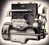 Čtyřválcový Diesel-motor Henschel (licence Lanova) ze strany vstřikovacího čerpadla, poháněného krátkým hřídelem ze skříně rozvodů na předku motoru.