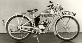 P�ed v�lkou se v Suhlu vyr�b�lo motorov� kolo BSW, poh�n�n� zn�m�m motorkem Sachs 98 ccm.