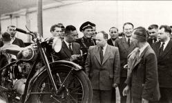 Po za�len�n� tov�rny do sov�tsk� akciov� spole�nosti Awtowelo se v Suhlu rozjela na��zen� v�roba motocykl� podle dokumentace BMW Eisenach. Na fotografii z n�b�hu v�roby je uprost�ed hlavn� in�en�r �jurin, zcela vpravo pak tehdej�� �editel z�vodu Makarov.
