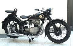 A takhle prvn� motocykly AWO 425 vypadaly. Podobnost s p�edv�le�n�m �bavor�kem� nebyla n�hodn�, jak u� bylo �e�eno, v�robn� dokumentace poch�zela z BMW Eisenach.