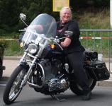 �Po��dn� kus �ensk� pot�ebuje po��dn� motocykl!� dala se sly�et tahle d�ma. Ostatn� � nejlep�� vibr�tor je p�ece odjak�iva Harley-Davidson�