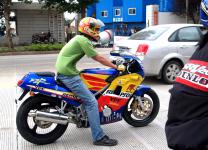 Mezi motork��i, kte�� n�m na start p�ijeli ud�lat doprovod, bylo k vid�n� i p�r ne-��nsk�ch motocykl�. V�t�inou star��ch a dost ojet�ch. Na spoust� z nich ale bylo zn�t, �e je majitel� udr�uj� s l�skou a p���