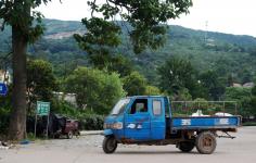 T��kolky jsou v ��n� v�udyp��tomn�. Od d�tsk�ch, �lapac�ch, a� po ty nejt잚� n�kladn�. A b�da, pokud v�m nedaj� p�ednost, ty velk� jsou pro motocykl nerovn�m soupe�em!