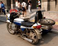 P�ed vchodem do parku s pomn�kem stoj� star� ��nsk� sedmsetpades�tka se sajdou, motocykl, kter� je obdobou rusk�ho Urala a m� i stejn� p�vod. Je to v podstat� kopie p�edv�le�n�ho bavor�ka. V�robu t�chhle t�k�ch motocykl� pom�hali ���an�m rozjet Rusov� v dob�, kdy je�t� byli s ��nou ideov� kamar�di.