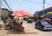 ��nsk� vesnice, to je spousta odpadk�, spousta prachu a dost �asto ��dn� kanalizace. P�ipo�tete-li k tomu vedra, kdy je 39� Celsia ve st�nu, pak i za j�zdy na motocyklu pot�ebujete jednu ruku k tomu, aby jste si dr�eli nos�
