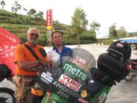 B�lo-modr� bl�za prozrazuje p��slu�nost k firm� QINGQI. P�n, co se spolu se mnou s chut� fotografuje, je oblastn� z�stupce prodeje motocykl� Qingqi v Xianu.