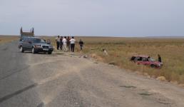 Kolem silnice le�� dost �asto poz�statky hav�ri�. Torza, nebo cel� orezav�l� vraky. Ale tahle boura�ka byla docela �erstv�, p�ijel jsem k n� t�m�� z�rove� s odj�d�j�c� sanitkou. Na tu tady ale museli zran�n� �ekat skoro t�i �tvrt� hodiny, do nejbli��� nemocnice je z t�chto m�st p�es �edes�t kilometr��