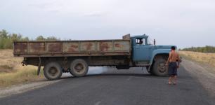 P�es cestu se ot��� n�kla��k! Brzd�m a fot�m, proto�e tuhle dlouhat�nskou verzi rusk�ho osmiv�lcov�ho ZILu nen� vid�t zas tak �asto�