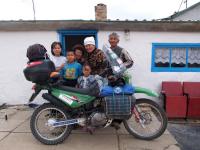 Do�el benz�n. Tenhle chlap�k mi ochotn� nalil svou rezervn� l�hev a je�t� trochu �p�icucnul z n�dr�e rodinn�ho �igul�ka. A pak m� i s rodinou pozval na �aj�