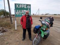 Zl�kalo m� bistro s n�zvem Kaf� Minutka. Kafe i bor�� jsem opravdu dostal b�hem chvilky. A n�davkem, p�i odjezdu, mi zdej�� tax�k�� v�noval na pam�tku i n�dhern� n��-zav�r�k. Jen tak, abych si na n�j n�kdy vzpomn�l. Vzpom�n�m na n�j kdykoliv, kdy m�m co do �in�n� s taxik��i u n�s�