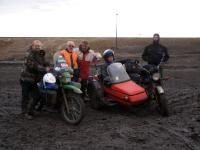 Setk�n� s partou Pol�k�, kte�� svou dovolenou jeli na rusk�ch motocyklech I�. Obaleni bl�tem a zmokl� jsme v�ichni stejn�. Jen jim se na uklouzan�m povrchu stoj� l�p, maj� t�i kola�
