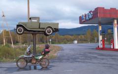 Kdy pejdte uralsk kopce, natrefte na benznku, kde jako reklamn pouta maj na sloup historick rusk nklaek GAZ AA. Je to kopie americk farmsk Fordky z roku 1930 a pro naince je nepochopiteln, e tenhle veternsk skvost nikdo neukradne. Je kompletn, nechyb motor, ani pevodovka. Jak je zespodu vidt, i thla k brzdm to m a dokonce jet funkn! Do pvodn krsy by se renovoval docela snadno