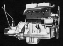Motor Praga RND 1939 ze strany výfukového potrubí.