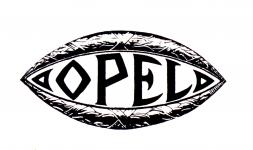 Emblém Opel, používaný firmou v letech před fúzí s americkým koncernem General Motors. Ve smaltovaném provedení byl vpředu, na chladiči. V podobě barevných vodových obtisků pak zdobil ze stran dveře kabiny a také vzadu spodní hranu valníku. Většina vozů Opel byla v té době lakována tmavozeleně, v kombinaci s černými blatníky a střechou.