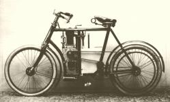 Tovární snímek jednoho z prvních motocyklů Laurin & Klement T.B. zleva.
