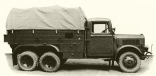 S odretušovaným pozadím je tato fotografie nákladního vozu Praga RV, pocházející z materiálu, uveřejněného známým motoristickým publicistou Adolfem Kubou ještě v době před sametovou revolucí.