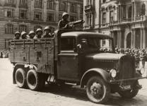 Další ze známých předválečných fotografií, na které je vojenský valník Praga RV s namontovaným těžkým kulometem. I tady je zřetelně vidět zásobní trojúhelníkový kanistr (bidon) na benzín.