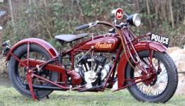 Indian Police Scout  1930 byl Ho���lk�v druh� vlastn� motocykl - dnes stoj� v Jiho�esk�m motocyklov�m museu v �esk�ch Bud�jovic�ch.