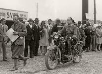 Předseda HCP pan redaktor Karel Kameník při soutěži s Harleyem 350 ccm.