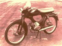 První prototyp dle návrhu Míly Marčíka měl nádrž bez jakéhokoliv prolisu, zdobenou chromovaným polem. Náhon tachometru byl od předního kola, moped měl standardní malou koncovou lampičku a trubkový nosič byl chromovaný.