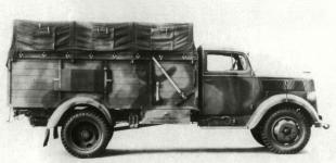 Tovární fotografie pro katalog vozidel Wehrmachtu, na níž je varianta s pevnými postranicemi a plachtou pro přepravu mužstva. Pro nástup bylo sklápěcí pouze zadní čelo.