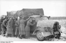 Z německého spolkového archivu je tento snímek z října roku 1941, pořízený na ruské frontě, kde se v mrazivé zimě vojáci snaží roztlačit ve sněhu uvázlý Opel-Blitz 3,6 – 36 S.