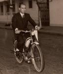 Leon Herzog s prvnm mopedem Gullivette vlastn konstrukce (1955).