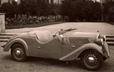 Tovrn fotografie roadsteru model 1937 se sklopenm pednm oknem.
